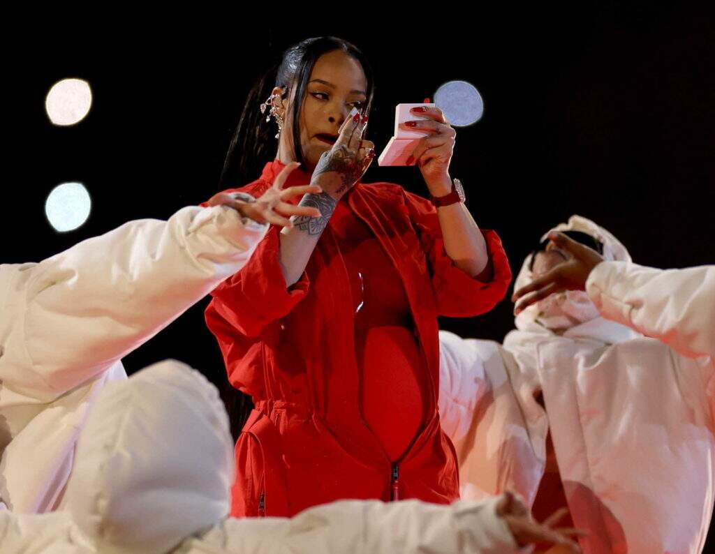 Rihanna usando uma maquiagem de sua marca Fenty Beauty